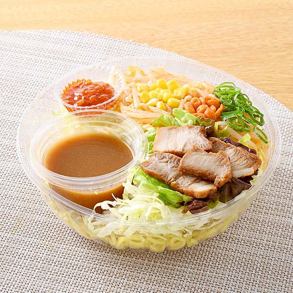 ファミリーマートの新商品:千里眼監修 ニンニクザンマイまぜそば風サラダ