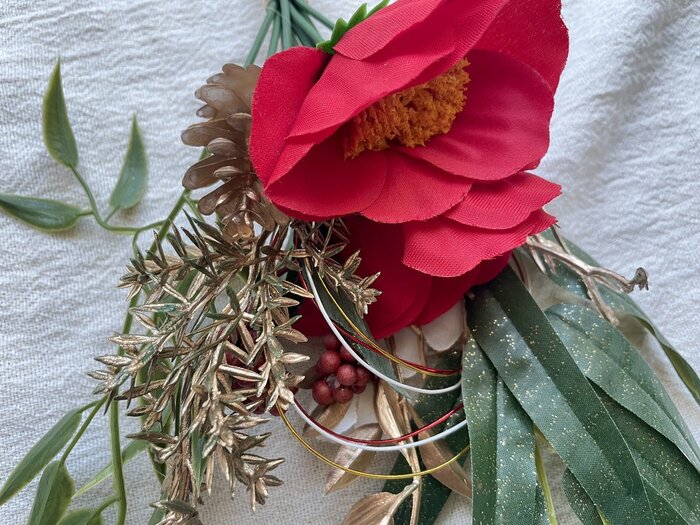 葉に金のラメや南天の実がついていたり、ディティールへのこだわりが。