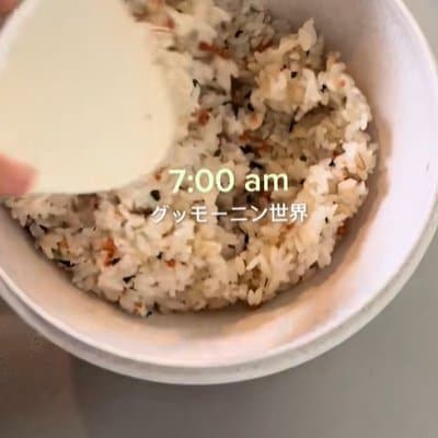 【15分で完成！】揚げたてサクサクの〈コロッケ〉が詰まった、朝7時から作る「おにぎり弁当」が話題