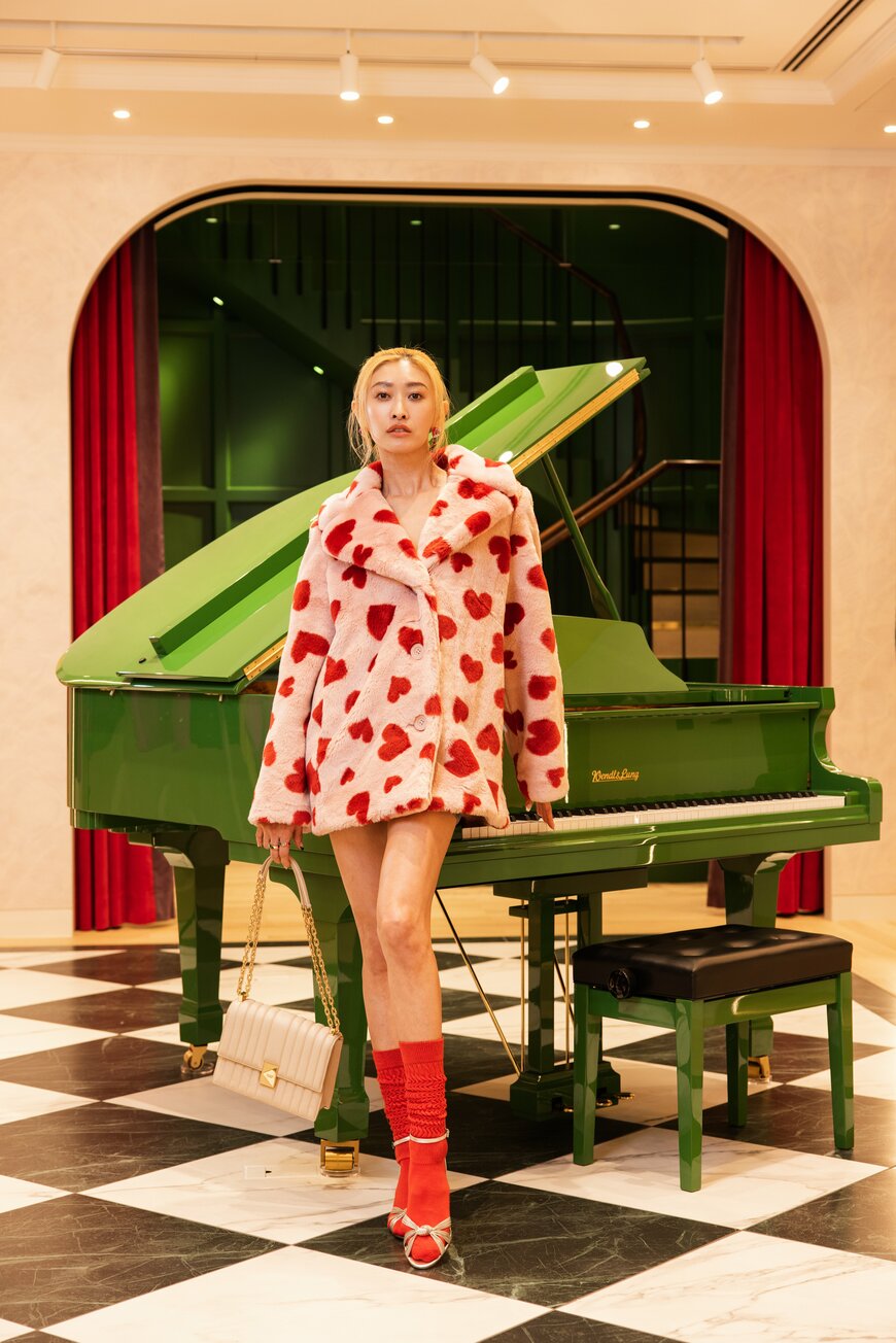 出所：タペストリー・ジャパン合同会社「ケイト・スペード ニューヨークは、銀座旗艦店リニューアルを記念し、山本舞香さん、佐野勇斗さん、ハローキティらをスペシャルゲストに迎え、オープニングセレモニーを開催」