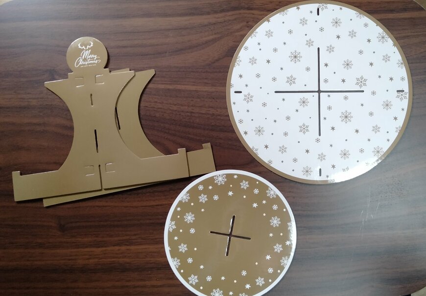 筆者撮影（セリア、パーティースタンド 2段 ナチュラルクリスマス）