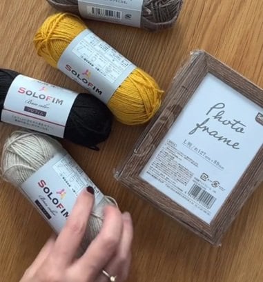 【100均DIY】セリアの〈フォトフレームとソロフィム（毛糸）〉が…おしゃれな壁掛けアートに！10分で完成する高見えインテリア