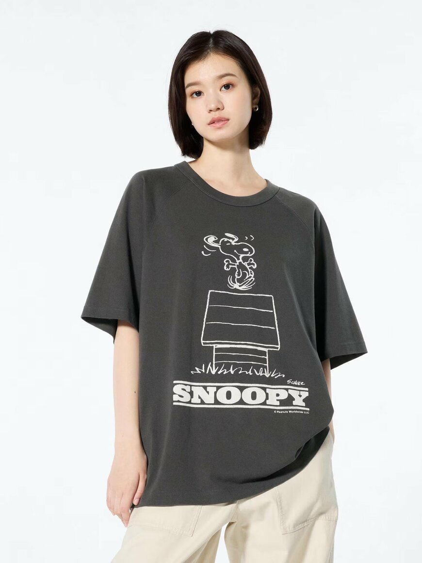 出所：ユニクロ公式サイト　ピーナッツ UT/オーバーサイズフィット　DARK GRAY