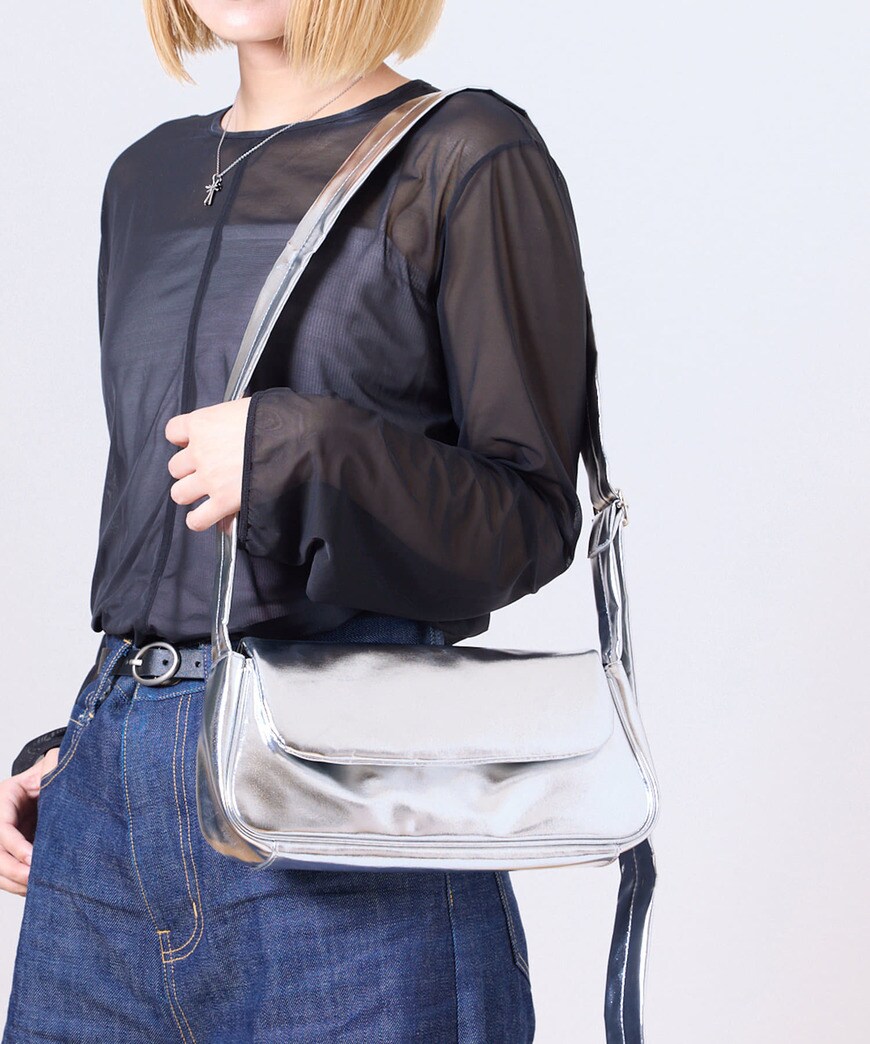 出所：3COINS公式　スクエアショルダーバッグ