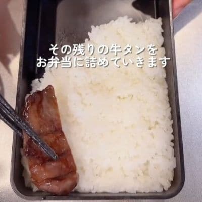 旦那さんへのお弁当には、たっぷりの牛タン入り！さらに、ポテトサラダや卵焼き、ナポリタンなどの定番おかずを綺麗に詰めていく様子に見とれてしまう
