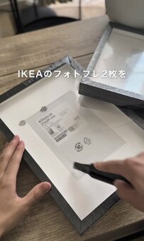 IKEAのフォトフレームを2枚使って…鍵やアクセをスッキリ隠す〈アートな壁掛け収納〉をDIY！「凄い素敵！」の声