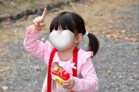 「写真撮ってる時のママ」2歳娘の想像の斜め上を行くモノマネに約8万いいね　「洞察力バグってる」