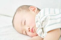 赤ちゃんが寝ると「すかさず添い寝」しにくる猫　あまりにもクセが強い寝方に「想像と違う」