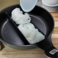 「フライパンをそのままお弁当に？」母が高校生の娘に作るシュールで面白過ぎる　「フライパン弁当」が話題