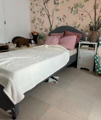 ベッドの下をよく見ると…はみ出ている白黒の物体　可愛らしい正体にホッコリ