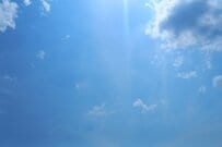  空にぽっかり巨大な穴？　快晴の日に突如現れた神秘的な積乱雲に衝撃走る