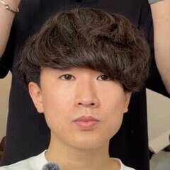〈波巻きパーマ〉をかけたい男性→”上げても下ろしても決まる”おしゃれでかっこいいスタイルが完成「いい感じです！」と笑顔