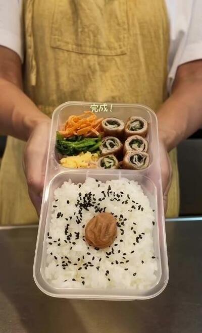 2つに仕切ったタッパーに詰めた完成のお弁当