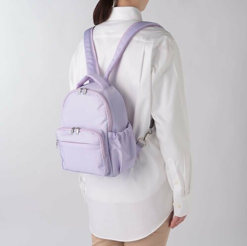 肩紐のファスナーを開ければミニリュックに大変身