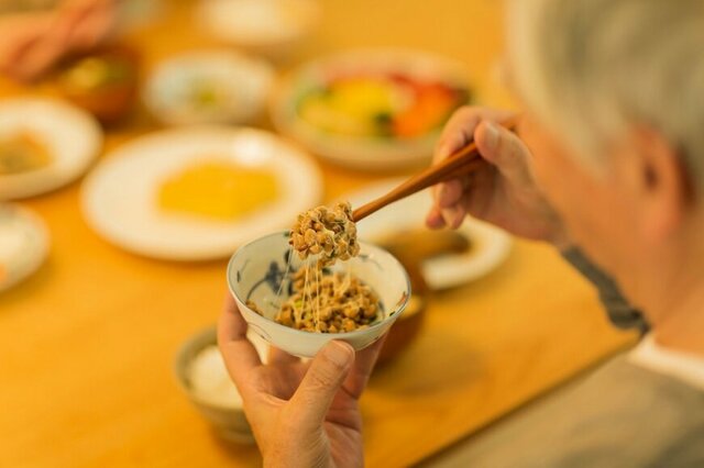【65歳以上の無職夫婦世帯】生活費「1ヵ月あたりいくら」？貯蓄額・年金額例・家計収支からセカンドライフを考える