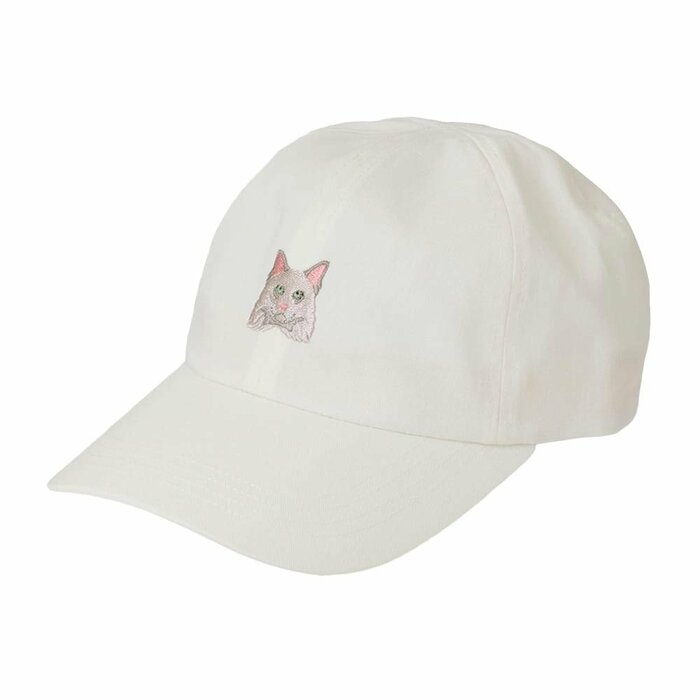ホワイト系のキャップにメインクーンの顔刺しゅうが入ったデザイン
