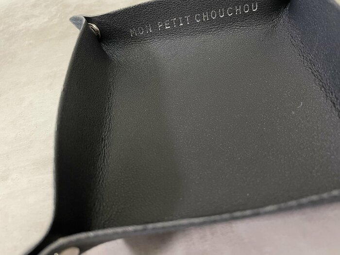 レザー調の生地で高見え