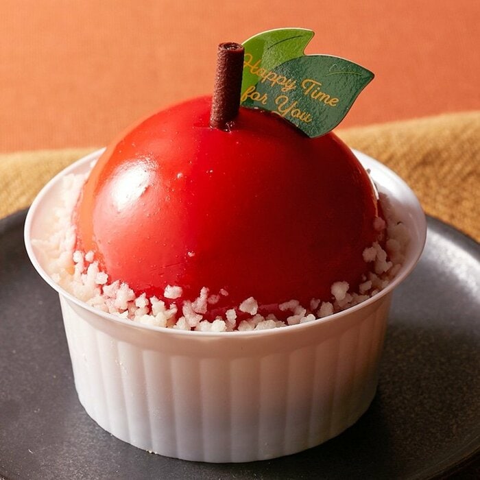 鮮やかな赤色が目を引く「まんまるりんごケーキ」