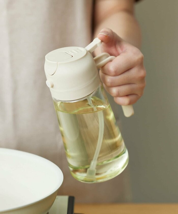 油を使いたいタイミングで蓋を操作しやすいのも特徴