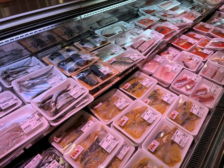 「沖縄県石垣島」の鮮魚コーナーがカラフル　南国らしい見た目に「あ、青い…」