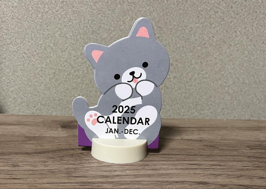 筆者撮影（ダイソー、アニマルダイカットカレンダー（ねこ））