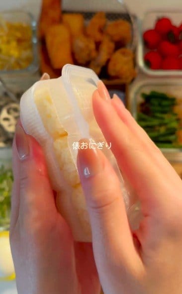 小さな俵おにぎりが可愛い！子どもに送る母の工夫と愛情が詰まったお弁当が美味しそう