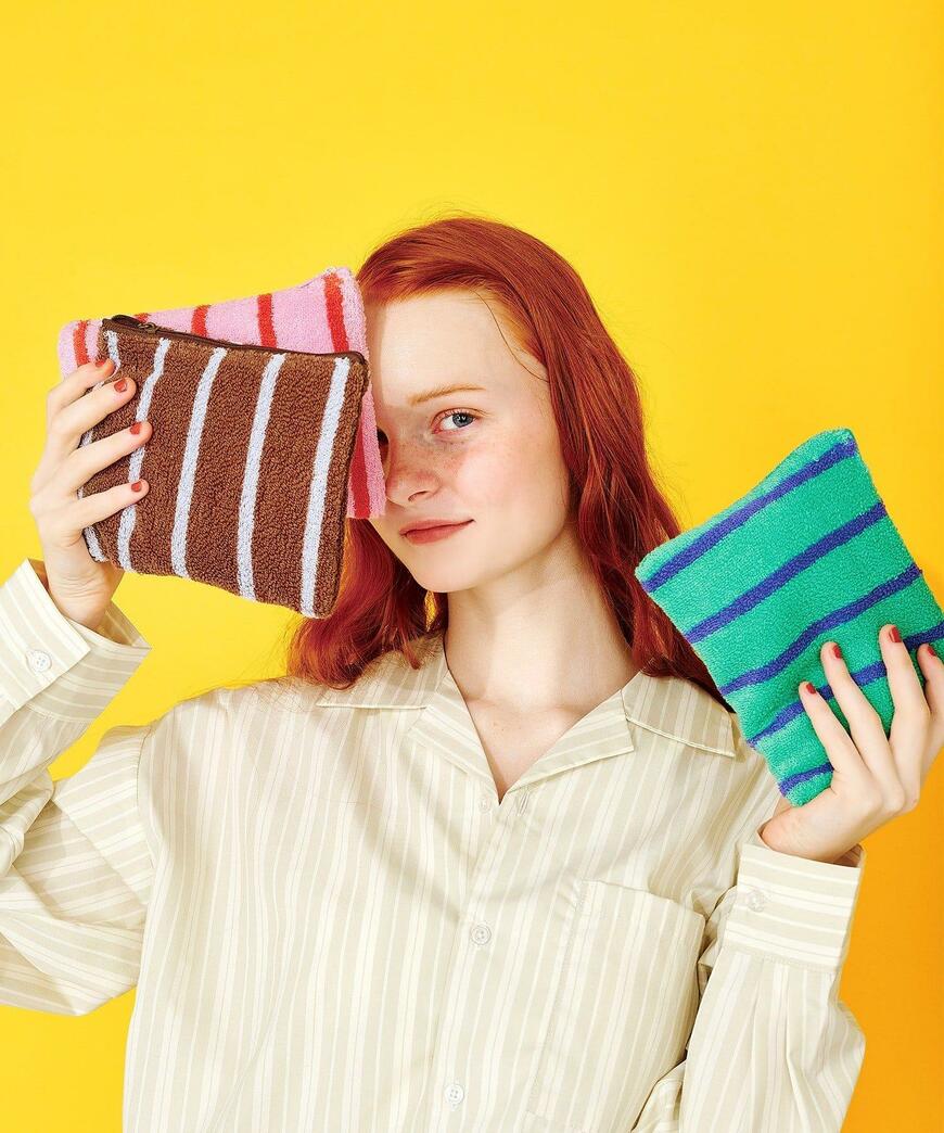 出所：パルグループ公式ファッション通販サイト 3COINS フラットポーチ