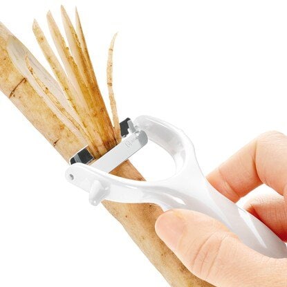 ごぼうやにんじんなど野菜を簡単に千切りにするピーラー