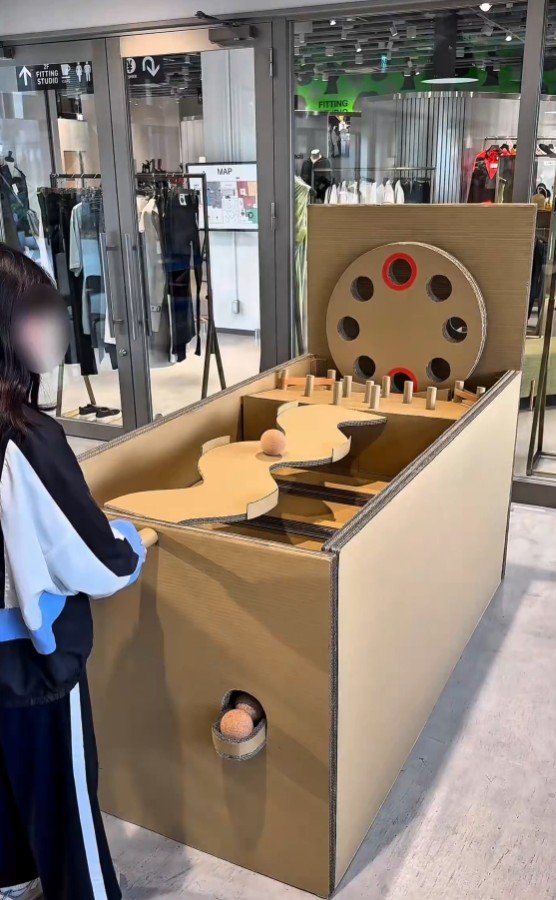 実際にダンボールのゲームで遊ぶ様子