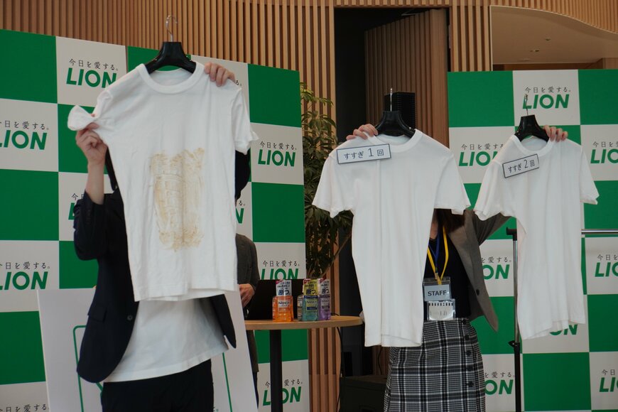 掲げられているTシャツの写真