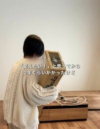 「真似したい！」テレビ裏の〈白い壁〉→石目調のおしゃれな〈グレーの壁〉に大変身！「手つきがプロすぎてびっくり！」と話題