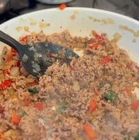 冷めてもパラパラで食べやすい「ガパオライス弁当」を作る調理アイデア。ひき肉を茹でて余分な脂を落とすという、妻の愛情とひと手間が光る実用的なお弁当術
