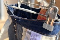 夫が干した洗濯物を見てみたら…自分のデニムと妻のタックパンツの「仕上がりの違い」に笑ってしまう