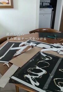 剥がしたフロアタイルが、洗面所の壁「リメイク」に変身！