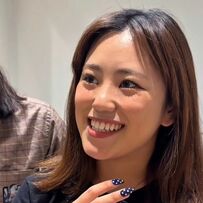 〈強めだけど強すぎないパーマ〉にしたいストレートヘア女性のビフォーアフター。プロの技でおしゃれな「くるくるカーリーヘア」に！