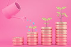 65歳以上の無職世帯「貯蓄額・月の生活費・年金月額」みんなの平均はいくら？《有職世帯を含む》貯蓄額の平均・中央値も解説