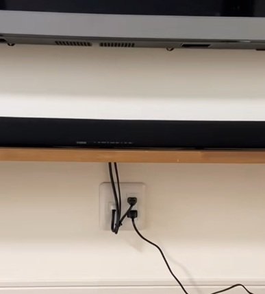 変身前のテレビ下のコンセント周り