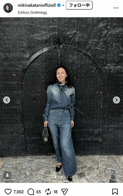 中谷美紀のInstagram投稿（デニムシャツ&times;パンツの全身ショット）