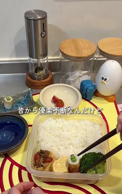 ご飯の手前におかずが並んでいくところ