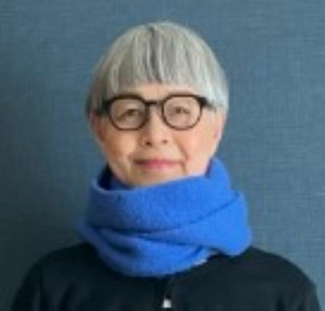 【70代マダム】の無印良品“デニムパンツ”コーデがおしゃれすぎる！シンプルな春スタイルを真似したい人が続出「春の装い」「絶妙なラインで素敵」