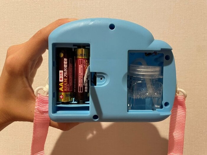 電池とシャボン玉液ケース、首掛けストラップを取り付けました