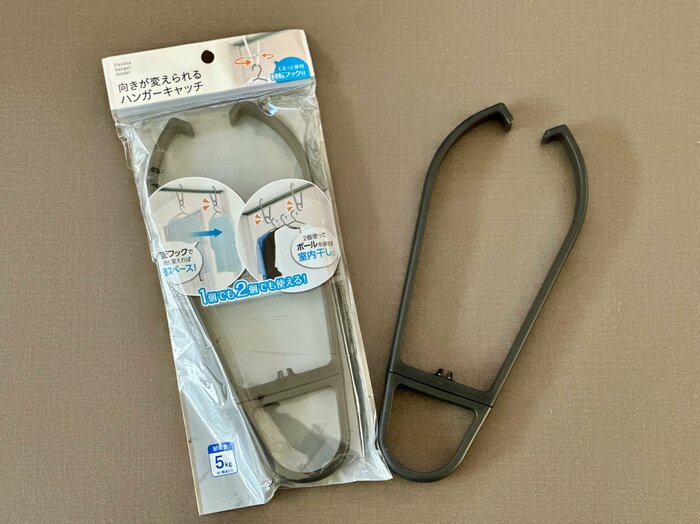 セリアの「向きが変えられるハンガーキャッチ」