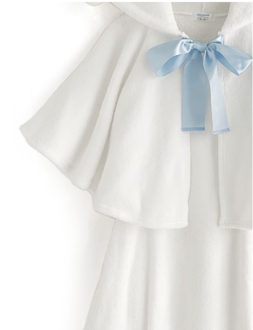 ポンチョのフードについたシナモロールの耳と胸元にあるブルーの大きめリボンがとってもキュート