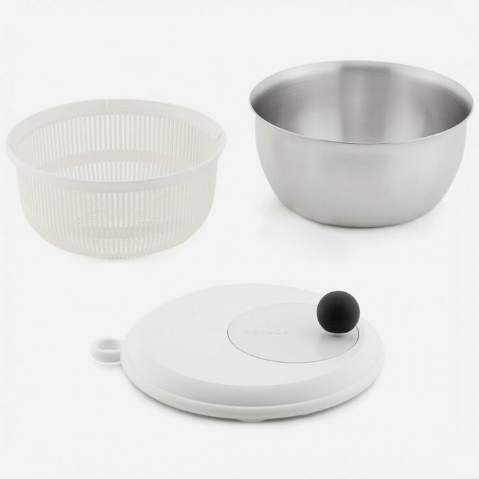 ボウルやザル単体でも使え、サラダスピナーも5~6回まわすだけで水切りができ、機能性充分!