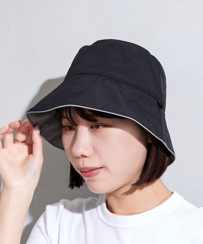 帽子のツバが深いデザイン