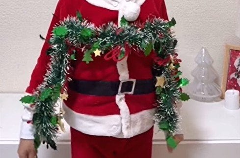 「かわいすぎる〜！」ダイソーのモールだけで→最高のクリスマスフォトが撮れる！子どもが“リースになっちゃう”撮影テクがすごい