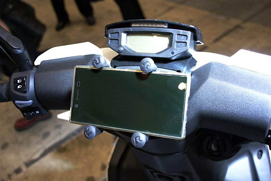 「スピードファイト125R-CUP」はスマートフォンホルダーが標準装備