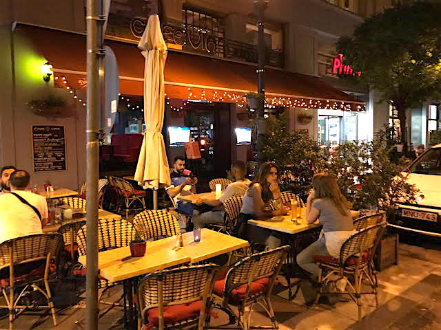 ブダペストの夜を楽しむ人たち