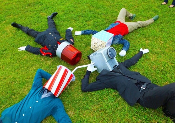 芝生の上に寝転んで、心地よさそう、仲よさそう。