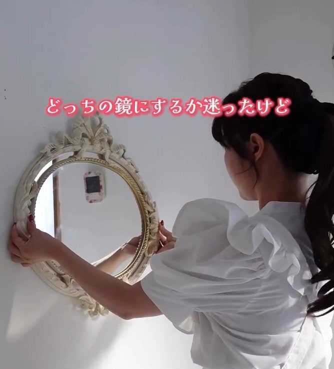【DIY】“セカストで1300円で買った鏡”が色味を変えて「私好みの可愛い鏡」に変身 友人手作りのトレーも登場